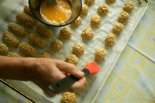 Tradycyjny przepis na pączki – jak zrobić puszyste pączki jak u babci